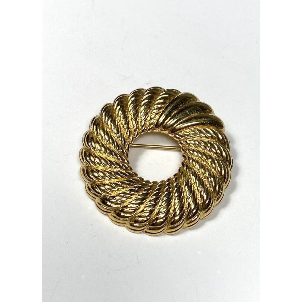 MONET Brooch Circle Textured Wreath Gold Tone Pin Vintage Signed